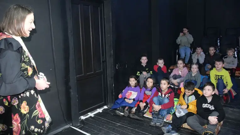 Diavetítős színházi matiné a beregszászi színházban - Mesélő Mag-diák 