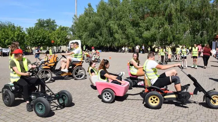 Óvodások és kisiskolások kerékpáros felvonulása Beregszászon - Közlekedésbiztonság és környezetvédelem. Fotó: Kárpátinfo/Kovács Erzsébet