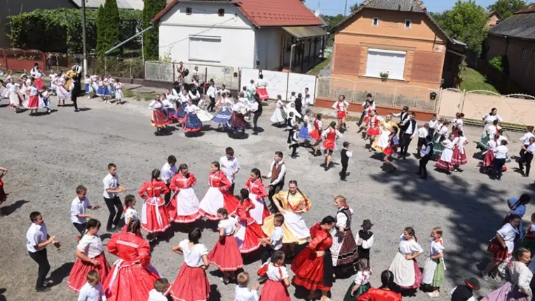 II. KárpátHáz Fiesta Badalóban - A néptánctanulás mellé citeraoktatás. Fotó: Kárpátinfo/Kovács Elemér