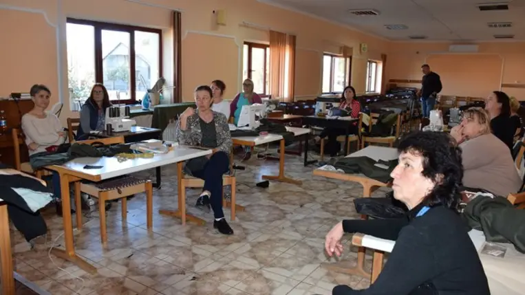 Viseletvarró tanfolyam Péterfalván a Hagyományok Háza szervezésében - Az anyagismerettől a csizmanadrágig. Fotó: Kárpátinfó/ Kovács Erzsébet