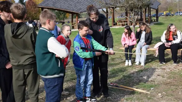 Interaktív foglalkozások a Tiszacsomai Látogatóközpontban - Elődeink nyomdokain. Fotó: Kárpátinfó/ Kovács Elemér