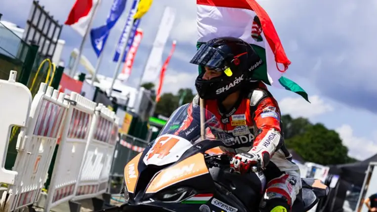 Ismét verhetetlen volt a H-Moto UNI Győr Team motorosa, Görbe Soma, aki hat viadalból hatszor végzett az első helyen az IDM Pro Superstock 1000-es kategóriájában.  Fotó: Racing Passion Photography - Damon Teerink
