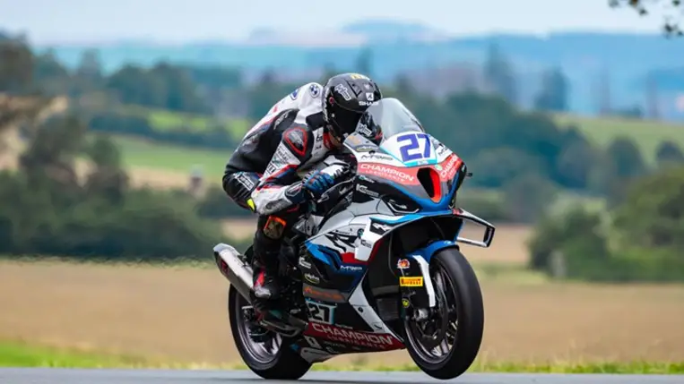 Ismét verhetetlen volt a H-Moto UNI Győr Team motorosa, Görbe Soma, aki hat viadalból hatszor végzett az első helyen az IDM Pro Superstock 1000-es kategóriájában.  Fotó: Racing Passion Photography - Damon Teerink