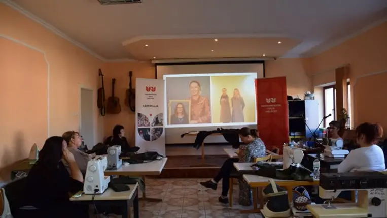 Viseletvarró tanfolyam Péterfalván a Hagyományok Háza szervezésében - Az anyagismerettől a csizmanadrágig. Fotó: Kárpátinfó/ Kovács Erzsébet