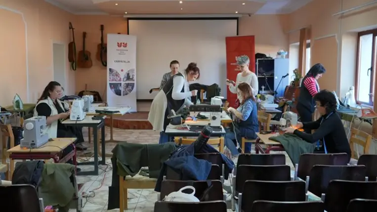 Viseletvarró tanfolyam Péterfalván a Hagyományok Háza szervezésében - Az anyagismerettől a csizmanadrágig. Fotó: Kárpátinfó/ Kovács Erzsébet