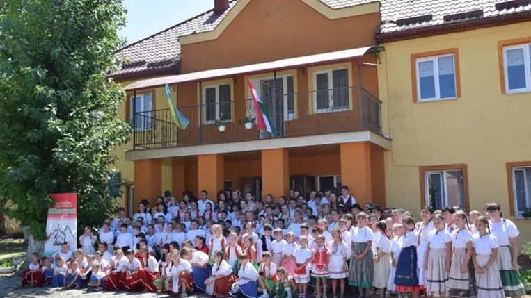 II. KárpátHáz Fiesta Badalóban - A néptánctanulás mellé citeraoktatás. Fotó: Kárpátinfo/Kovács Elemér