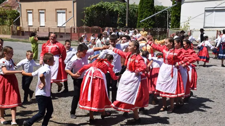 II. KárpátHáz Fiesta Badalóban - A néptánctanulás mellé citeraoktatás. Fotó: Kárpátinfo/Kovács Elemér