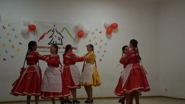 II. KárpátHáz Fiesta Badalóban - A néptánctanulás mellé citeraoktatás. Fotó: Kárpátinfo/Kovács Elemér