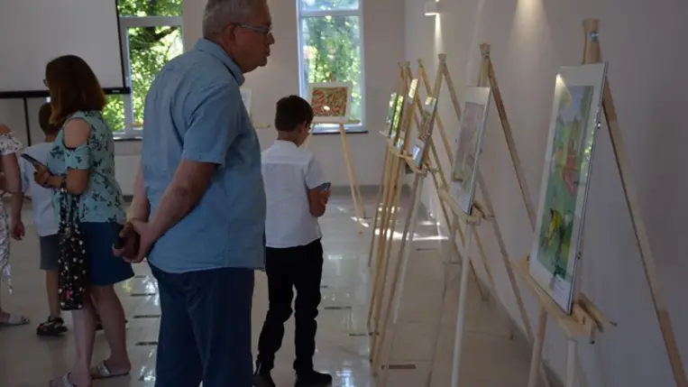 Rajzkiállítás az MCC Beregszászi Képzési Központjában - Magyar zászló és címer: összetartozásunk jelképei. Fotó: Kárpátinfo/Kovács Elemér