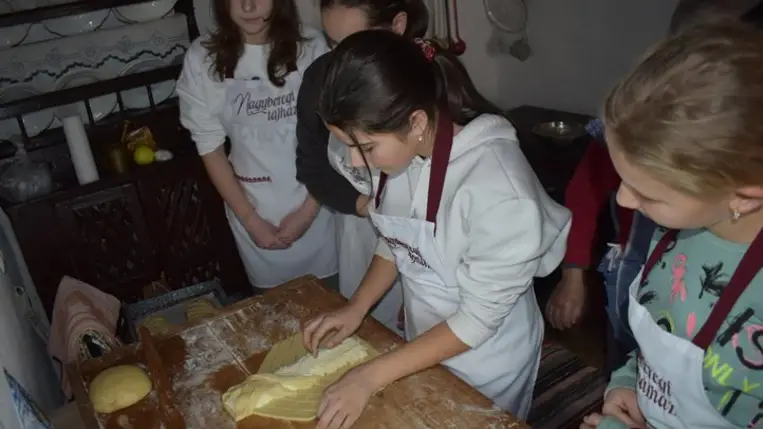 Karácsonyi készülődés a Nagyberegi Tájházban - Adventi koszorú, szaloncukor és kígyórétes