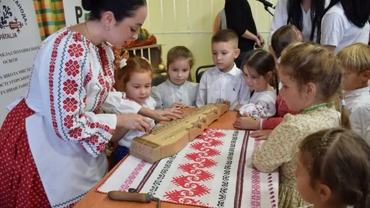 Zeneünnep a P. Frangepán Katalin Gimnázium beregszászi bázisóvodájában -Hangszersimogató és koncert, népi játékok és táncház. Fotó: Kárpátinfó/ Kovács Erzsébet