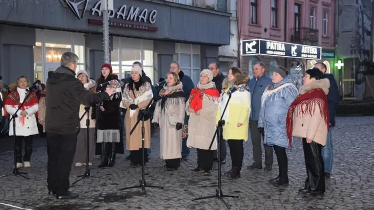 Beregszászban is fellobban az öröm gyertyájának lángja - Közös kántálás és a betlehemi békeláng átadása. Fotó: Kárpátinfó/ Kovács Erzsébet