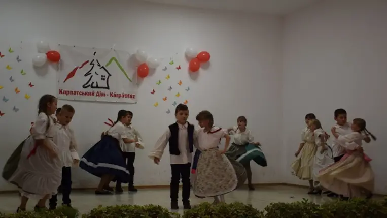 II. KárpátHáz Fiesta Badalóban - A néptánctanulás mellé citeraoktatás. Fotó: Kárpátinfo/Kovács Elemér