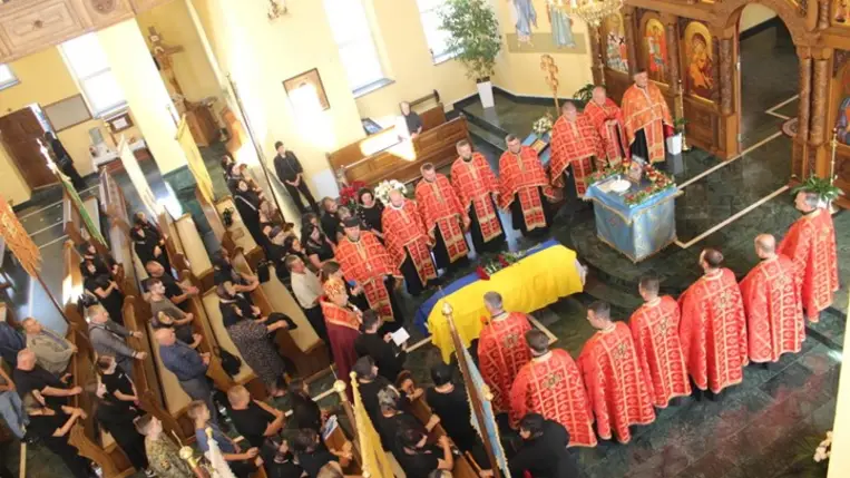 Kárpátalján utolsó útjára kisérték a háborúban elesett 41 éves Jevhen Moskolát. Fotó: Ilosvai Városi Tanács