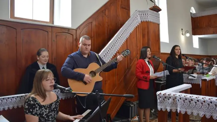 Nőszövetségi csendesnap Tiszapéterfalván - Szolgálat a próbák idején. Fotó: Kárpátinfó/ Marton Erzsébet