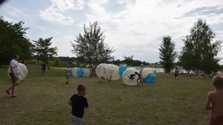 Kárpátaljai nagycsaládosok nyárbúcsúztatója a Dédai-tónál - Hálaadás, szórakozás, jövőtervezés. Fotó: Kárpátinfó/ Kovács Elemér