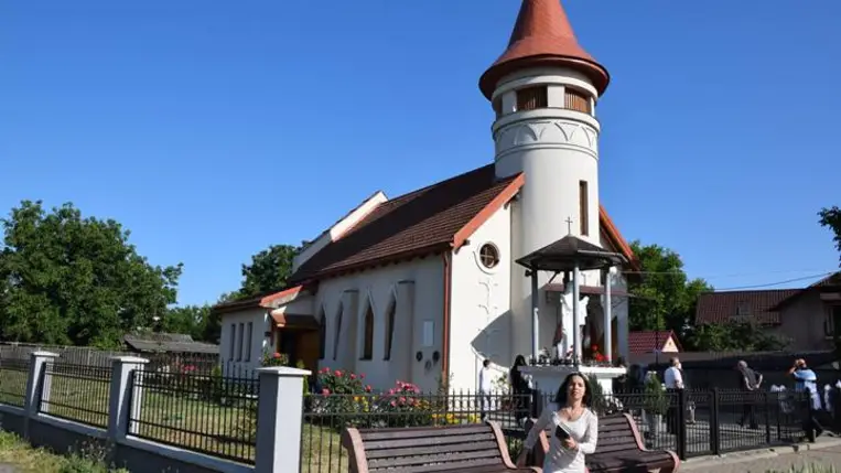 Úrnapi szentmise a beregardói Szent Kinga templomban - Az elsőáldozók keresztségi fogadása. Fotó: Kárpátinfó/ Kovács Elemér