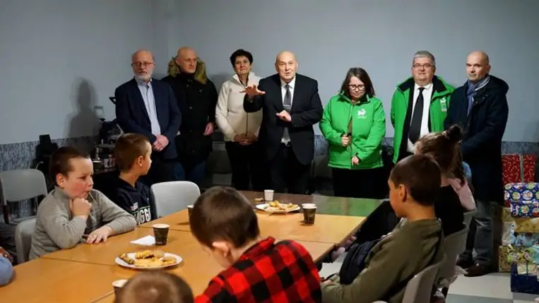 Karácsonyi ajándék a Magyar Református Egyháztól és a Szeretetszolgálattól - Gyermekeknek öröm, időseknek segítség. Fotó: Dobis-Lucski Zsófia