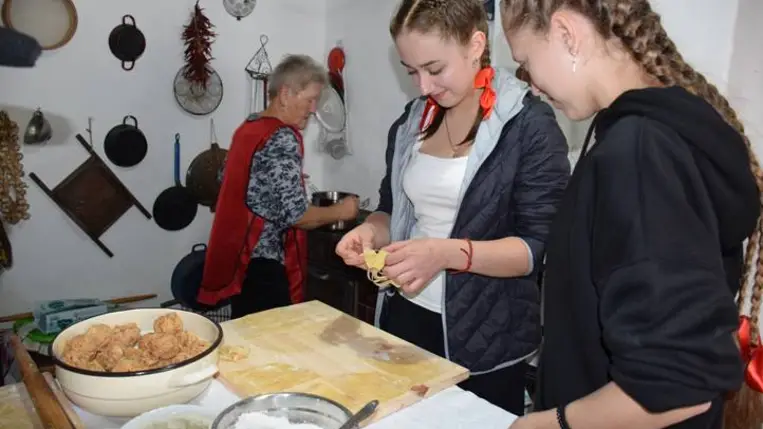 Szüretidéző őszi foglalkozás a Nagyberegi Tájházban - Körjáték, csősztánc, csomózás és labdacsöröge