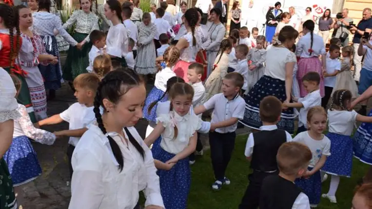 Az Összetartozás tánca Beregszászon - Gyászünnep helyett méltóságteljes megemlékezés. Fotó: Kárpátinfó/ Kovács Elemér