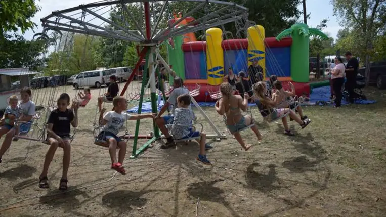 Kárpátaljai nagycsaládosok nyárbúcsúztatója a Dédai-tónál - Hálaadás, szórakozás, jövőtervezés. Fotó: Kárpátinfó/ Kovács Elemér