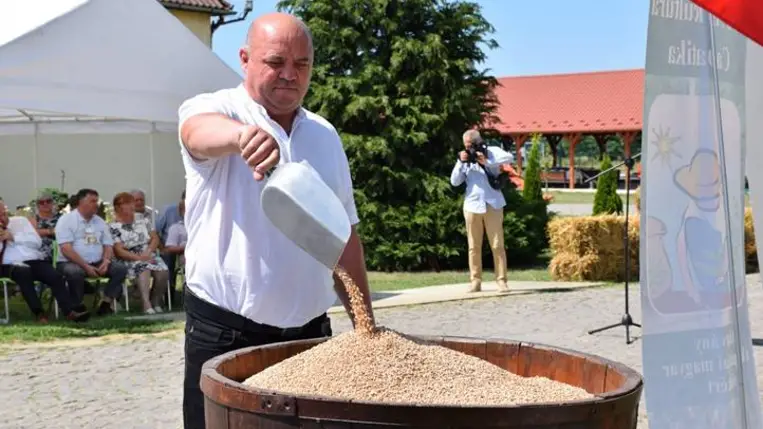 Magyarok Kenyere. Búzaösszeöntő ünnepség Nagydobronyban - A megpróbáltatások idején még jobban összekapaszkodunk. Fotó: Kárpátinfó/ Kovács Elemér