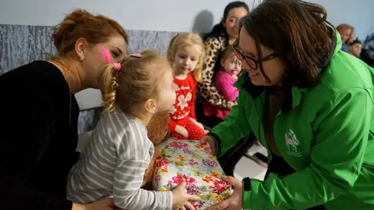 Karácsonyi ajándék a Magyar Református Egyháztól és a Szeretetszolgálattól - Gyermekeknek öröm, időseknek segítség. Fotó: Dobis-Lucski Zsófia