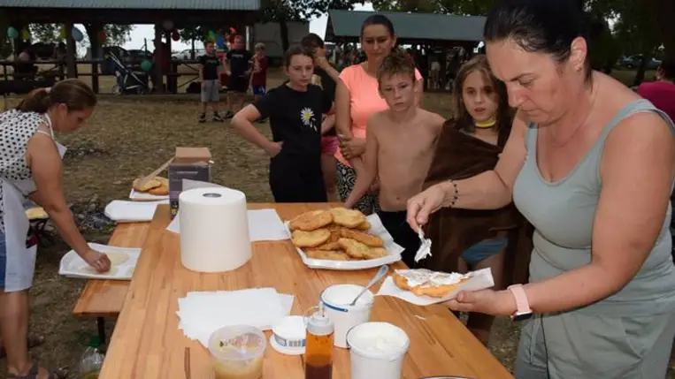 Kárpátaljai nagycsaládosok nyárbúcsúztatója a Dédai-tónál - Hálaadás, szórakozás, jövőtervezés. Fotó: Kárpátinfó/ Kovács Elemér