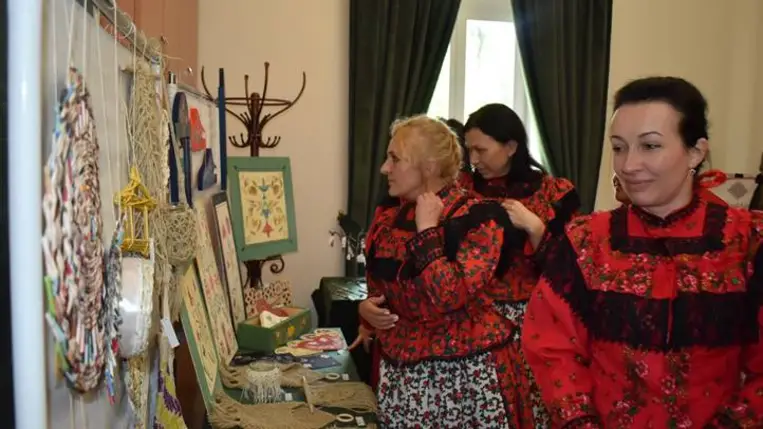 Kézműveskiállítás és tehetségek bemutatkozása a Perényi Kultúrkúriában - Hagyományápolás és közösségépítés. Fotó: Kárpátinfó/ Kovács Erzsébet