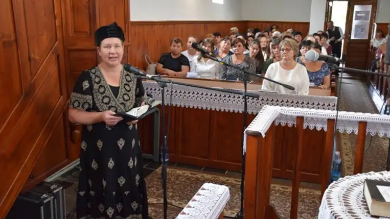 Nőszövetségi csendesnap Tiszapéterfalván - Szolgálat a próbák idején. Fotó: Kárpátinfó/ Marton Erzsébet