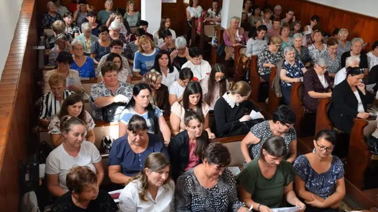 Nőszövetségi csendesnap Tiszapéterfalván - Szolgálat a próbák idején. Fotó: Kárpátinfó/ Marton Erzsébet