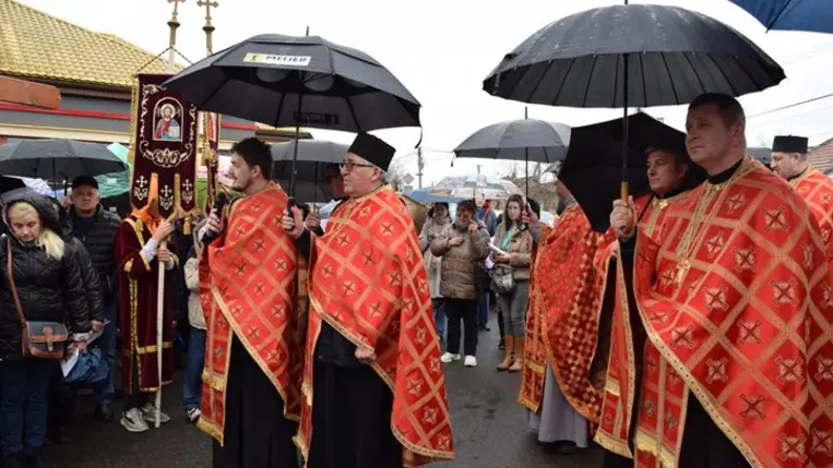 Kereszthódoló körmenet Beregszászon - Legyünk a megfeszített és feltámadott Jézus követői. Fotó: Kárpátinfó/ Kovács Elemér