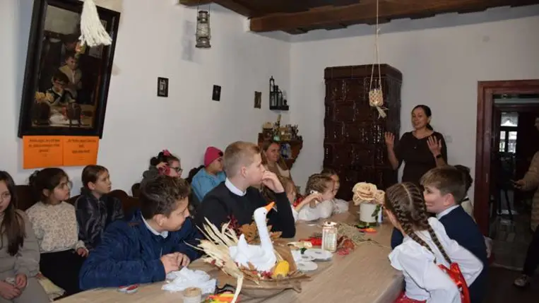 Márton-napi hagyományok elevenedtek meg a Nagyberegi Tájházban - Kézműveskedés, libazsíros kenyér és kemencében sült alma