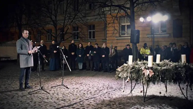 Közös gyertyagyújtás Beregszász főterén - Fellobbant a hit lángja