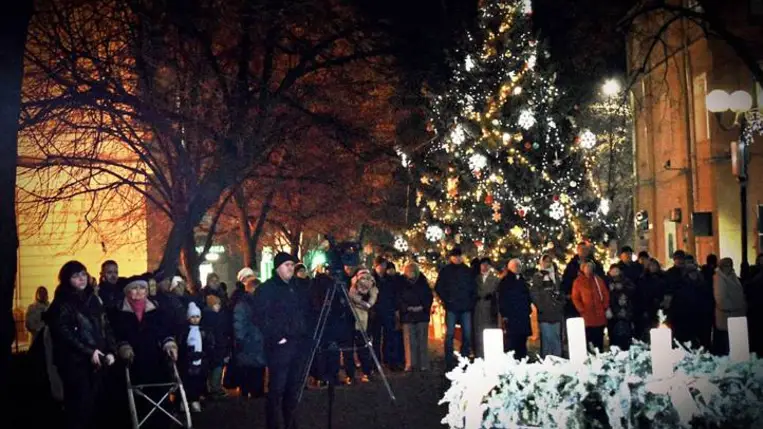 Közös gyertyagyújtás Beregszász főterén - Fellobbant a hit lángja