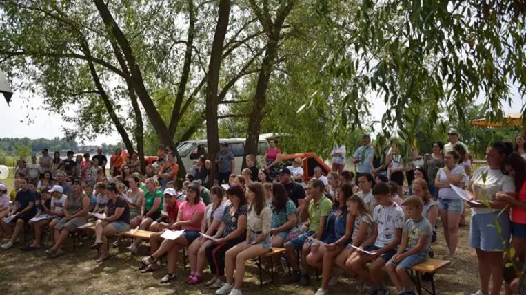 Kárpátaljai nagycsaládosok nyárbúcsúztatója a Dédai-tónál - Hálaadás, szórakozás, jövőtervezés. Fotó: Kárpátinfó/ Kovács Elemér