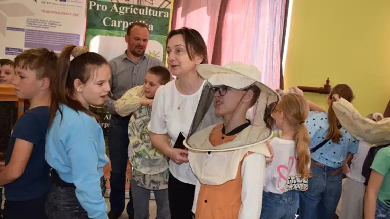 Elstartolt a Fiatal méhészek program - Ismerkedés a kaptárak népével. Fotó: Kárpátinfó/ Kovács Elemér