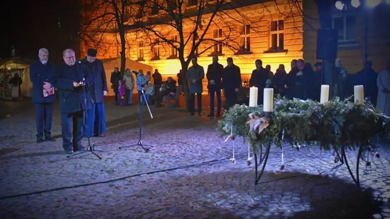 Közös gyertyagyújtás Beregszász főterén - Fellobbant a hit lángja