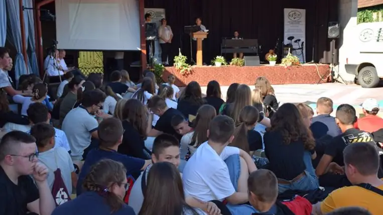 KRISZ Ifjúsági csendesdélután Tiszakeresztúrban - Szeress és szolgálj Fotó: Kárpátinfó/ Marton Erzsébet