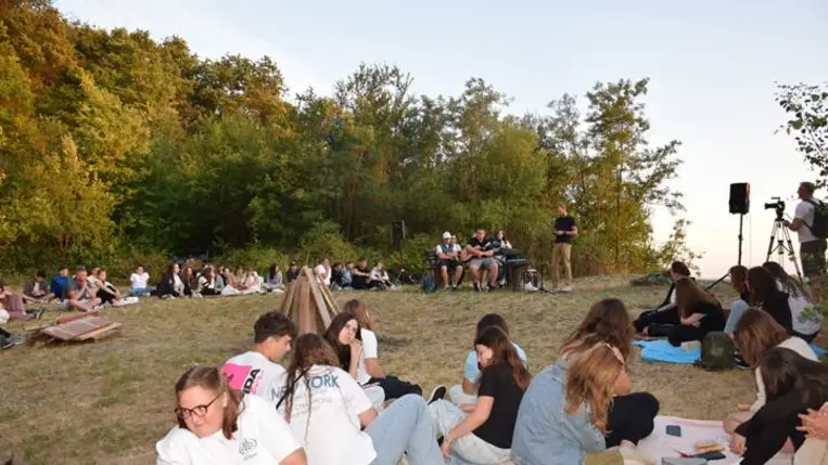 KRISZ dicsőítő alkalom a beregardói Fehér sziklánál - Jézussal a hegyen. Fotó: Kárpátinfó/ Kovács Erzsébet