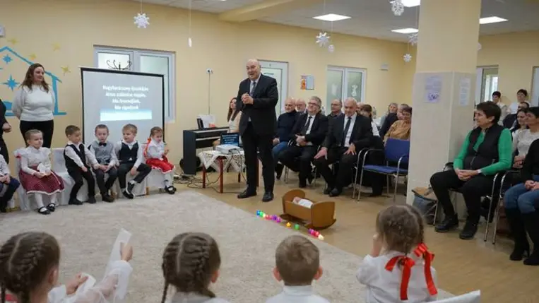 Karácsonyi ajándék a Magyar Református Egyháztól és a Szeretetszolgálattól - Gyermekeknek öröm, időseknek segítség. Fotó: Dobis-Lucski Zsófia