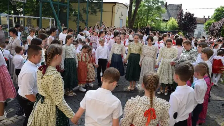 Az Összetartozás tánca Beregszászon - Gyászünnep helyett méltóságteljes megemlékezés. Fotó: Kárpátinfó/ Kovács Elemér