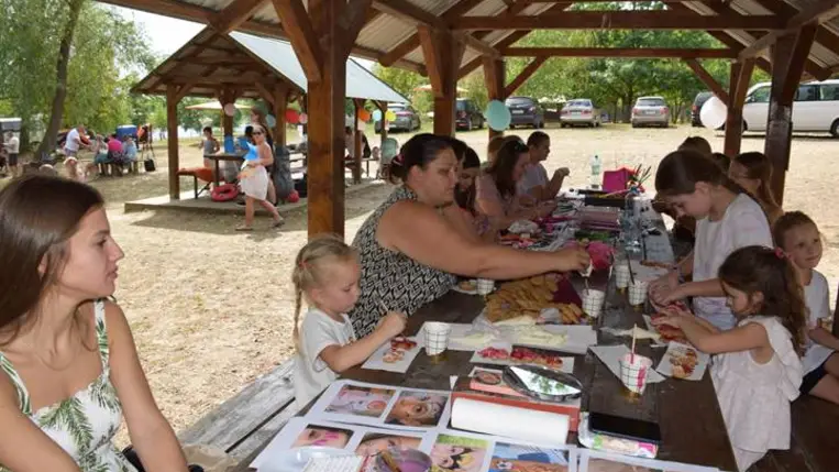 Kárpátaljai nagycsaládosok nyárbúcsúztatója a Dédai-tónál - Hálaadás, szórakozás, jövőtervezés. Fotó: Kárpátinfó/ Kovács Elemér