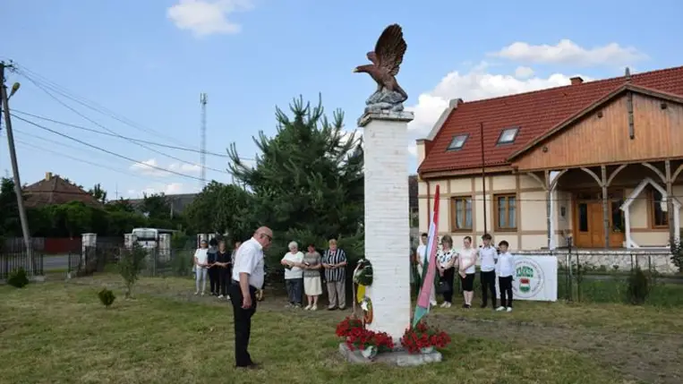 Megemlékezés Nagybégányban - Koszorúzás a Nemzeti Összetartozás Emlékparkban. Fotó: Kárpátinfó/ Kovács Elemér