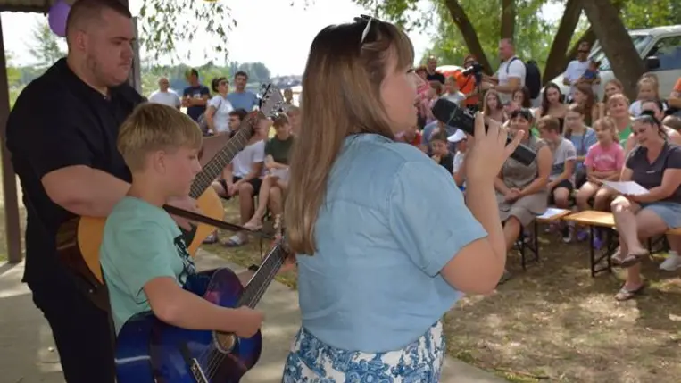 Kárpátaljai nagycsaládosok nyárbúcsúztatója a Dédai-tónál - Hálaadás, szórakozás, jövőtervezés. Fotó: Kárpátinfó/ Kovács Elemér