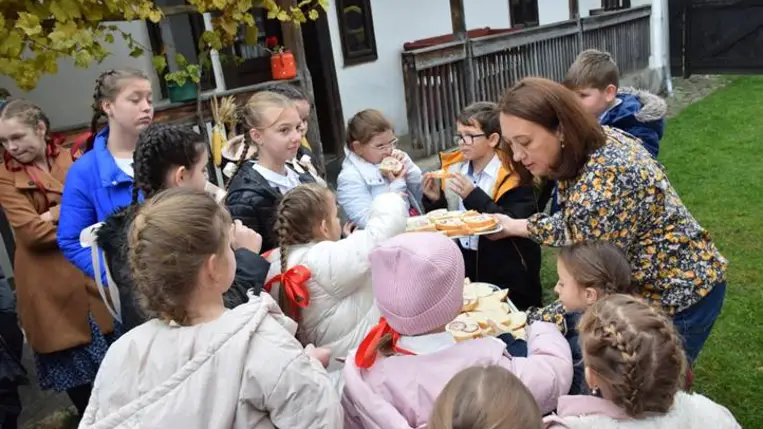 Márton-napi hagyományok elevenedtek meg a Nagyberegi Tájházban - Kézműveskedés, libazsíros kenyér és kemencében sült alma