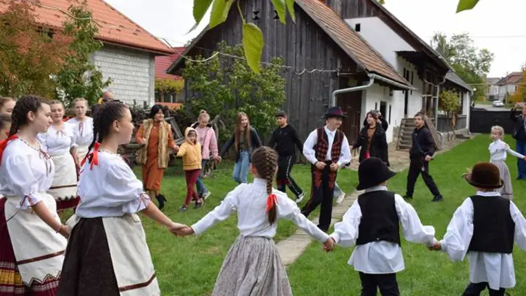 Szüretidéző őszi foglalkozás a Nagyberegi Tájházban - Körjáték, csősztánc, csomózás és labdacsöröge