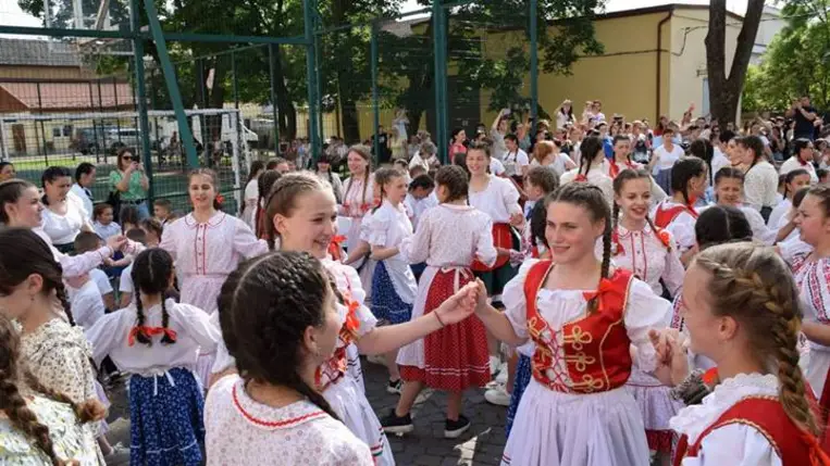 Az Összetartozás tánca Beregszászon - Gyászünnep helyett méltóságteljes megemlékezés. Fotó: Kárpátinfó/ Kovács Elemér