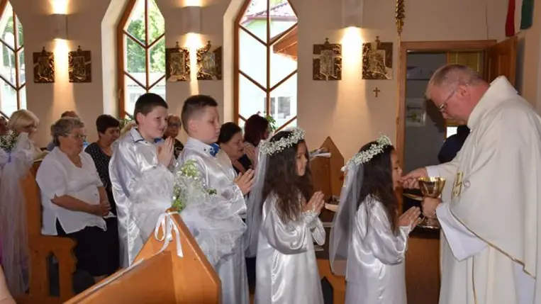 Úrnapi szentmise a beregardói Szent Kinga templomban - Az elsőáldozók keresztségi fogadása. Fotó: Kárpátinfó/ Kovács Elemér