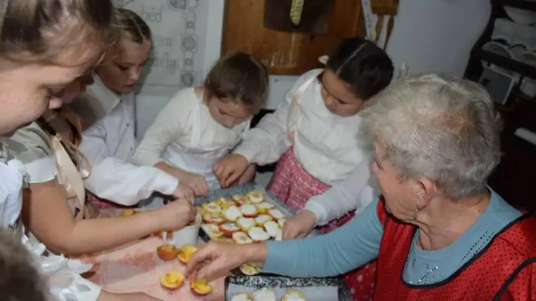 Márton-napi hagyományok elevenedtek meg a Nagyberegi Tájházban - Kézműveskedés, libazsíros kenyér és kemencében sült alma